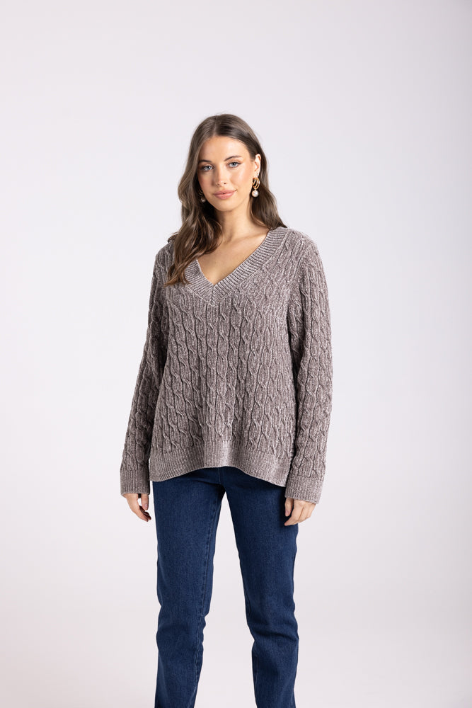 3008 - V NECK CHENIELLE CABLE KNIT