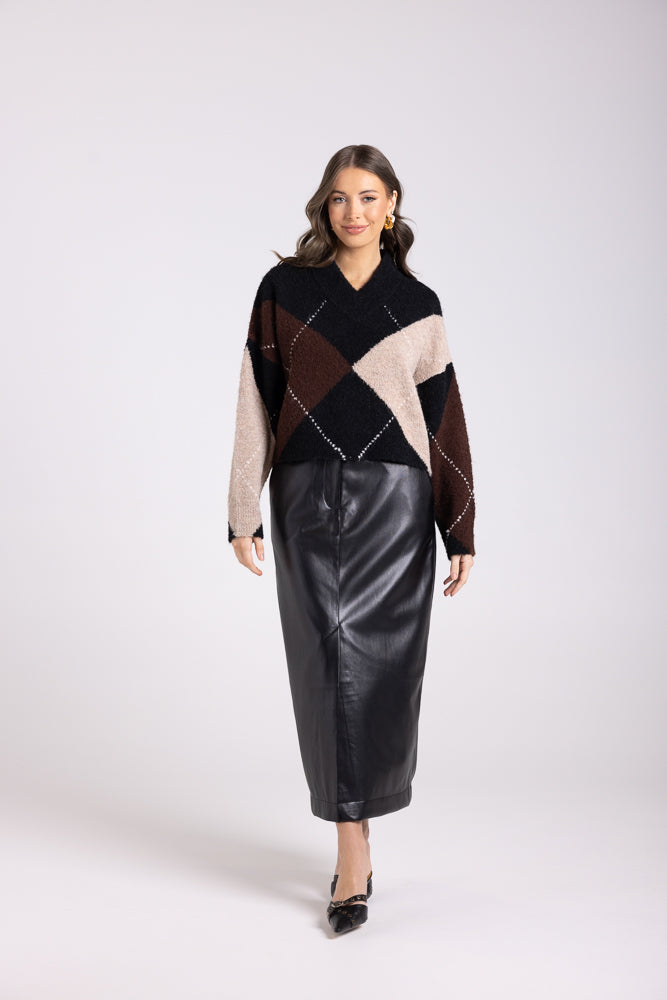 3043 - HIGH V NECK SWEATER WITH DIAMOND DESIGN