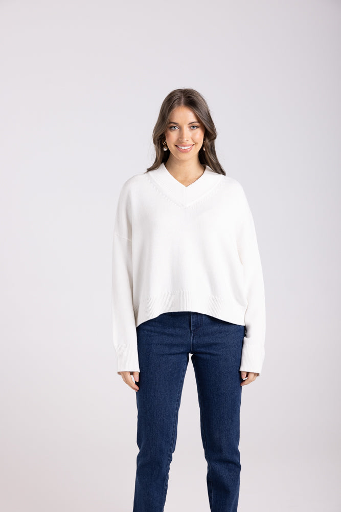 3073 - HIGH V NECK KNIT