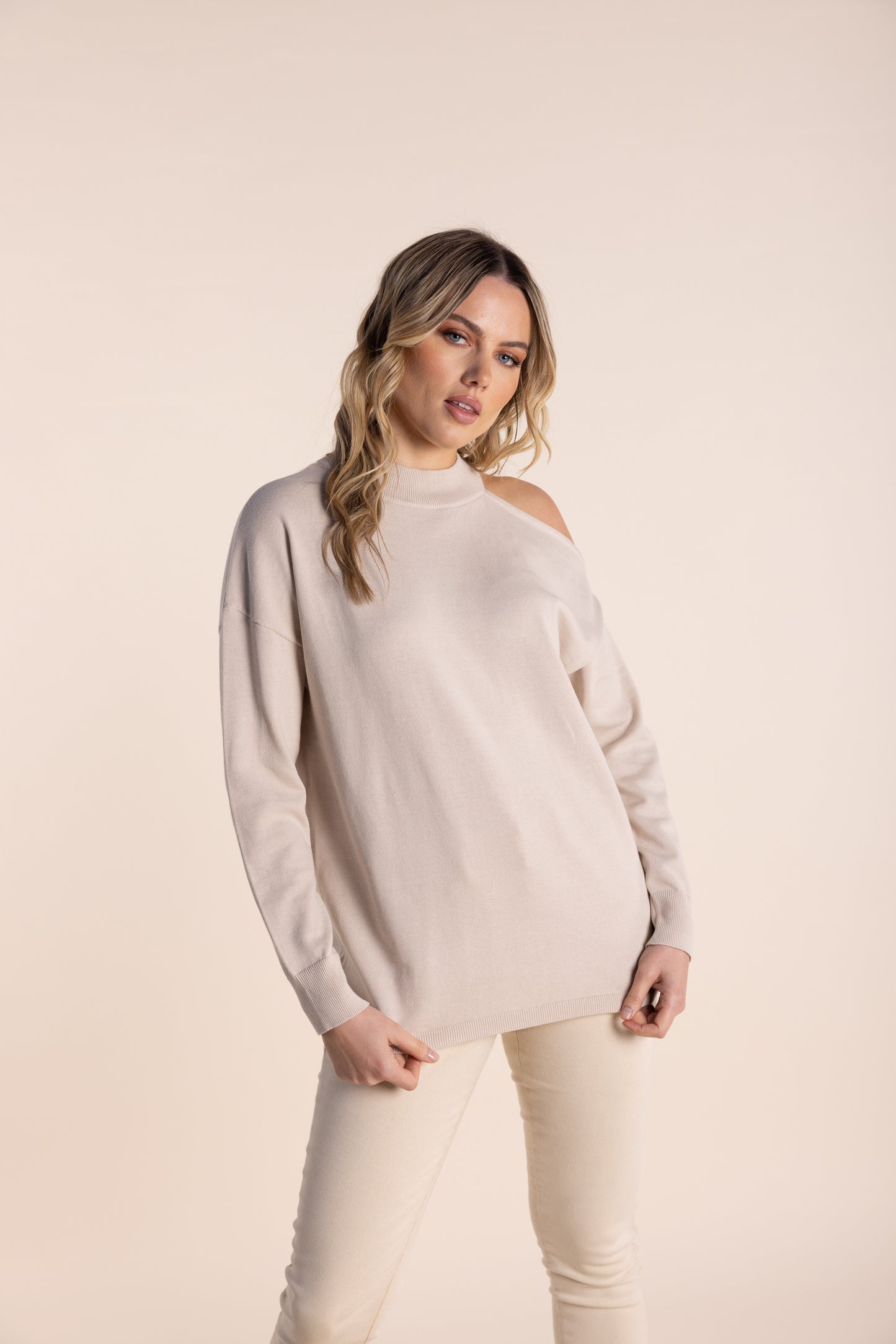 2515 - Out Shoulder Sweater