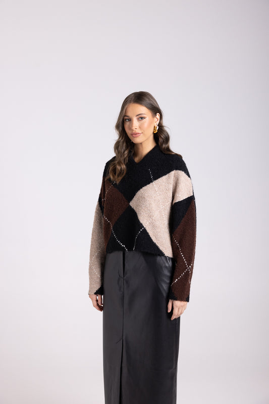 3043 - HIGH V NECK SWEATER WITH DIAMOND DESIGN